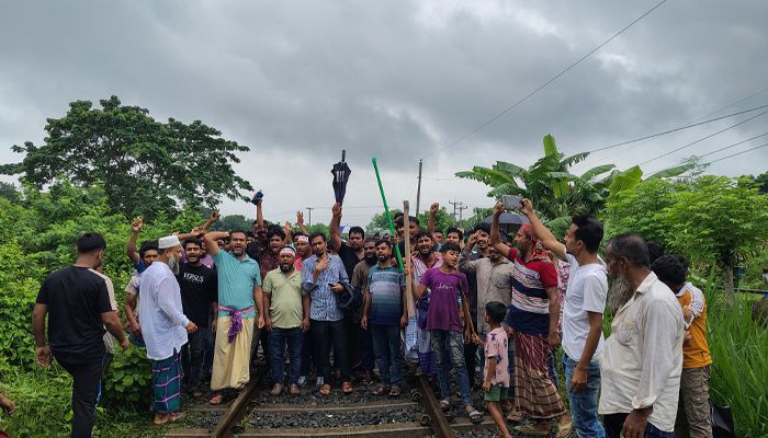 কাফনের কাপড় পরে সড়ক ও রেলপথ অবরোধ : ঢাকাগামী ট্রেন আটকা 