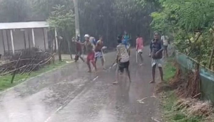 বিল বেদখল নিতে গিয়ে ৬ জনকে কুপিয়ে জখম