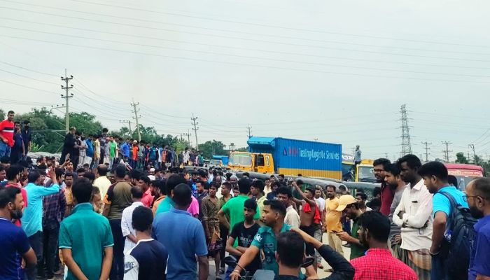 ঢাকা-টাঙ্গাইল মহাসড়ক অবরোধ করে সিএনজি চালকদের বিক্ষোভ 