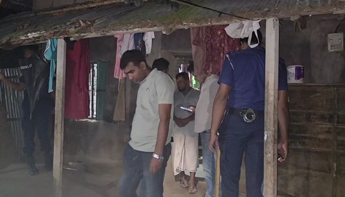 শ্রীপুরে শীর্ষ সন্ত্রাসী সুমনের ৫ টর্চার সেল গুঁড়িয়ে দিল পুলিশ