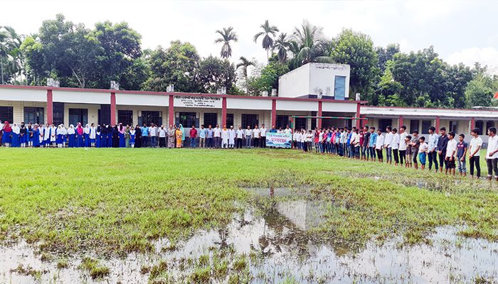 জলাবদ্ধ স্কুলমাঠ সংস্কারের দাবিতে মানববন্ধন
