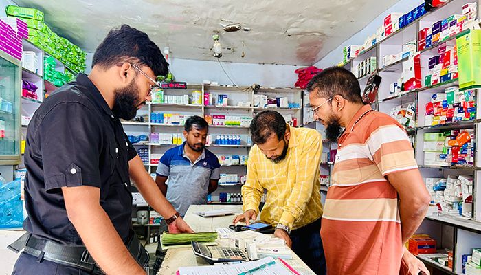 হিলিতে মেয়াদোত্তীর্ণ ওষুধ-পণ্য বিক্রি, ৫ প্রতিষ্ঠানকে জরিমানা