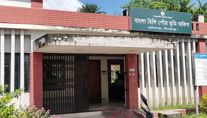 হিলিতে ম্যাজিস্ট্রেট পরিচয়ে প্রতারণা, অর্থ আত্মসাত