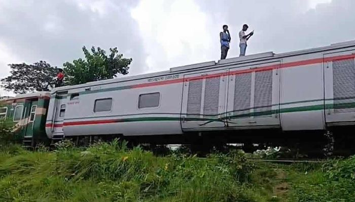 পারাবত এক্সপ্রেসের ইঞ্জিন বিকল, সিলেটের সঙ্গে সারাদেশের ট্রেন চলাচল বন্ধ