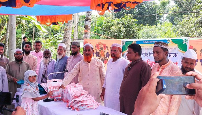 এতিম ও দারিদ্র শিশুদের মাঝে পাঞ্জাবি-হিজাব বিতরণ করল ‘ভ্রাতৃত্বের বন্ধন’ 