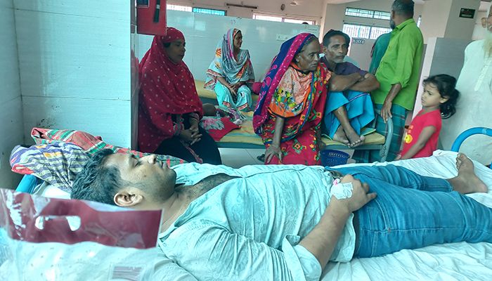 বিদ্যালয়ে গিয়ে ল্যাব সহকারিকে লাঠিপেটা করলেন ইউপি সদস্য
