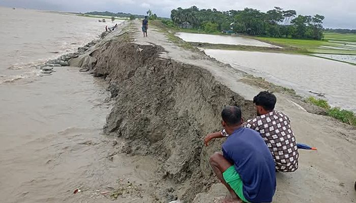 বেড়িবাঁধ সংস্কার না হওয়ায় ১২ গ্রামে বাড়ছে প্লাবনের শঙ্কা