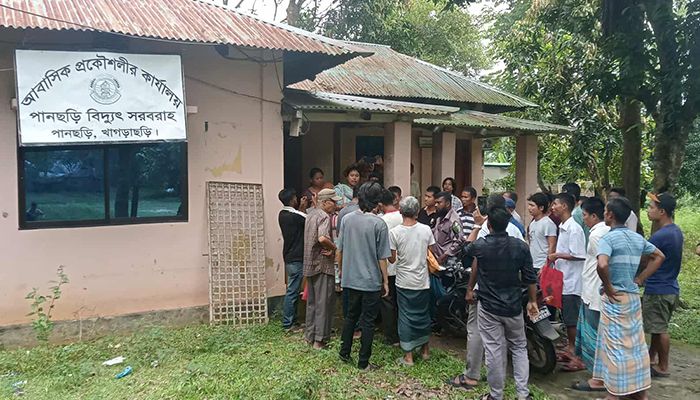 অতিরিক্ত বিদ্যুৎ বিলের প্রতিবাদে অফিস ঘেরাও