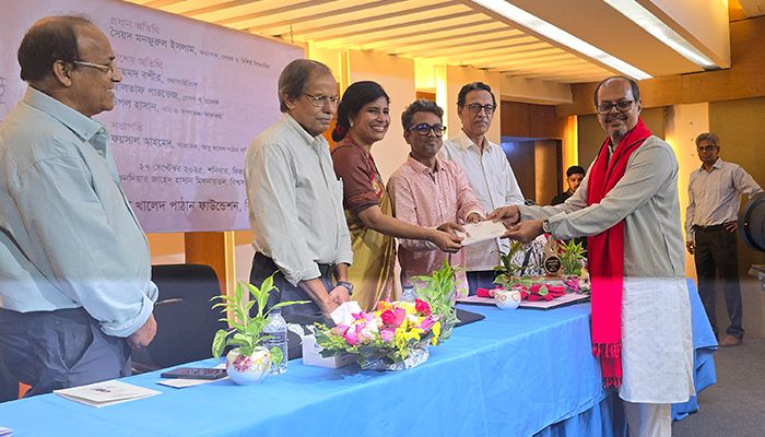 আবু খালেদ পাঠান সাহিত্য পুরস্কার পেলেন দুই লেখক