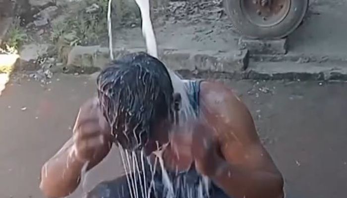 অনলাইন জুয়ায় সর্বস্বান্ত যুবকের দুধ দিয়ে গোসল