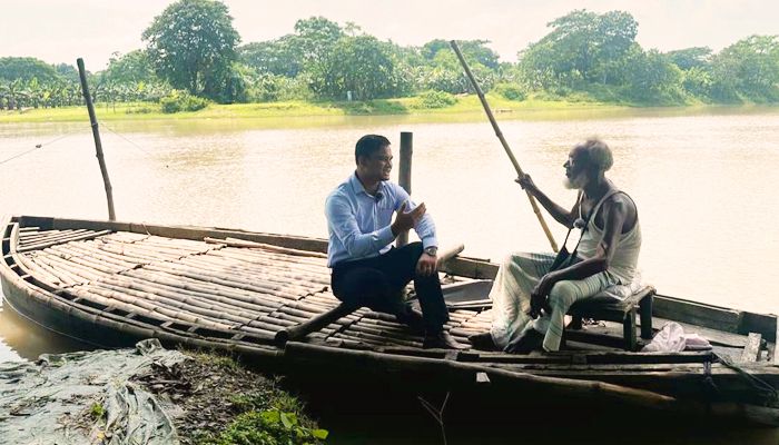 প্রতিদিনের বাংলাদেশে সংবাদ প্রকাশের পর প্রতিবন্ধী খুরশিদ মাঝির পাশে দাঁড়ালেন ইউএনও