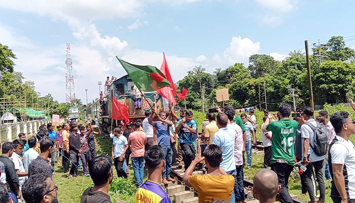 ৮ দফা দাবি বাস্তবায়নে ট্রেন আটকে বিক্ষোভ