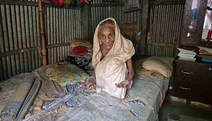 ১২০ বছরেও মিলেনি বয়স্ক ভাতা, খেয়ে না খেয়ে কাটছে মল্লিকা বানুর দিন 