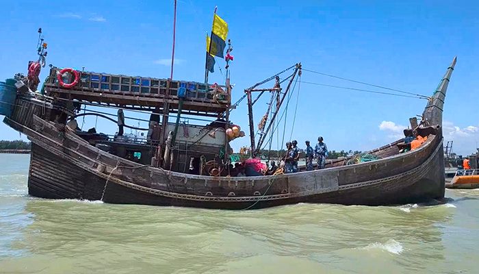 কোস্ট গার্ডের অভিযানে অবৈধ ট্রলিং বোটসহ ১৮ জেলে আটক