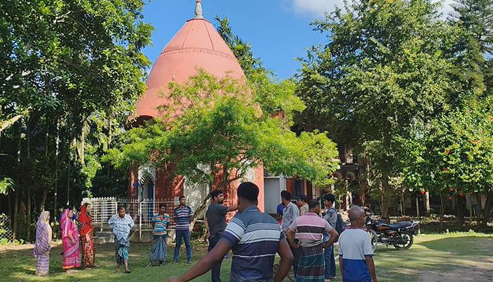 তালা ভেঙে ৫ মন্দিরের গহনা চুরি
