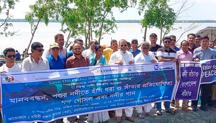 পশুর নদী কয়লা বিষ ও প্লাস্টিক দূষণে আক্রান্ত
