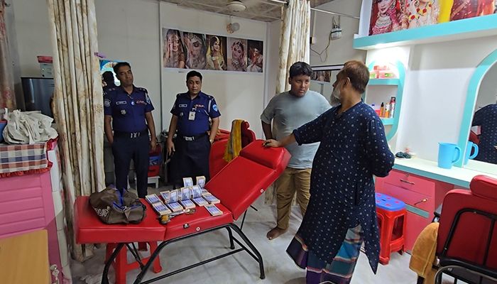 বিউটি পার্লার থেকে জাল টাকা পিস্তল ও গুলি উদ্ধার, আটক ৩