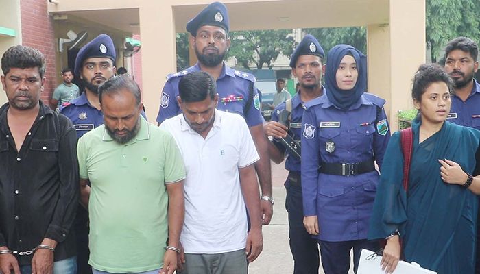 নওগাঁয় পুলিশ পরিচায়দানকারী ৪ প্রতারক গ্রেপ্তার