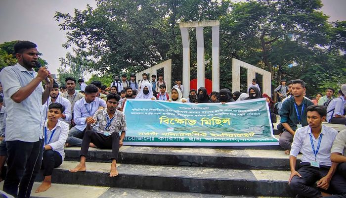 নওগাঁয় পলিটেকনিক শিক্ষার্থীদের বিক্ষোভ ও অবস্থান কর্মসূচি