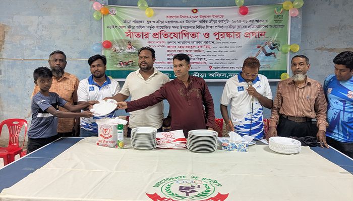 নড়াইলে উৎসবমুখর পরিবেশে সাঁতার প্রতিযোগিতা 