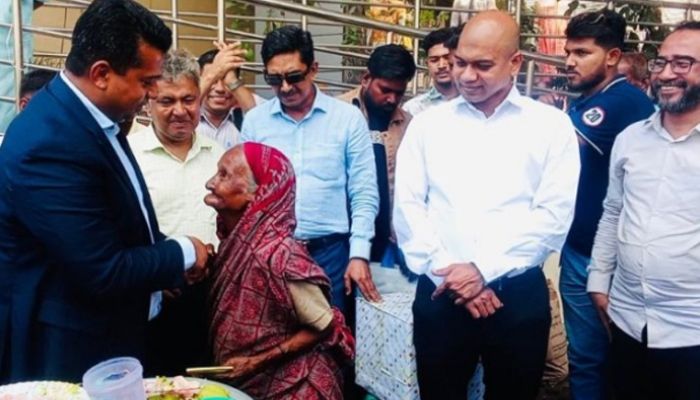 শতবর্ষী ফজিলাতুন্নেছার পাশে দাঁড়ালেন জেলা প্রশাসক