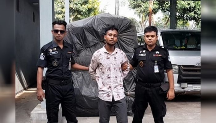 আড়াইহাজারে শীর্ষ সন্ত্রাসী মাসুদ গ্রেপ্তার
