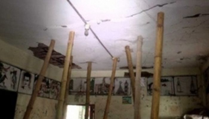 বাঁশের ঠেসে ঠেকানো ছাদ আতঙ্কে চলছে পাঠদান