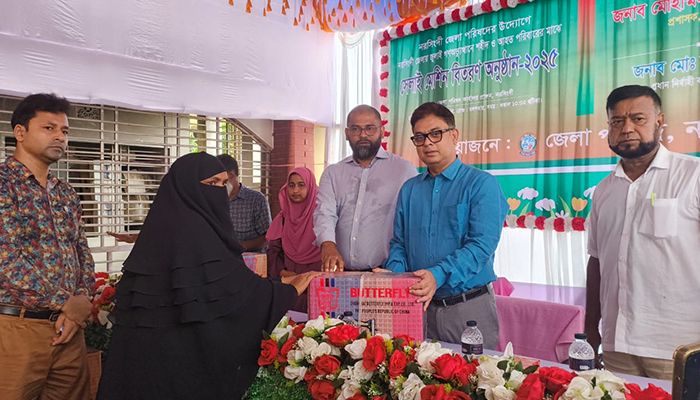 জুলাই গণঅভ্যুত্থানে শহীদ ও আহত পরিবারের মাঝে সেলাই মেশিন বিতরণ