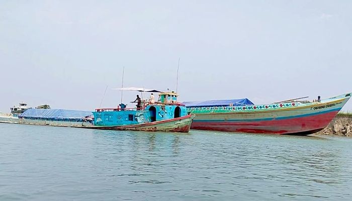নেত্রকোণার হাওরে বাল্কহেড স্পিডবোট ধাক্কা, ৩ শিশুসহ ৪ নিখোঁজ 