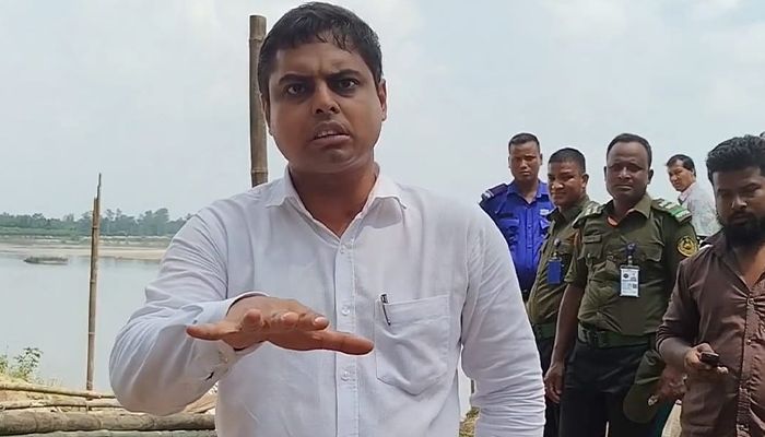 সাংবাদিকদের ‘সন্ত্রাসী’ বললেন ম্যাজিস্ট্রেট
