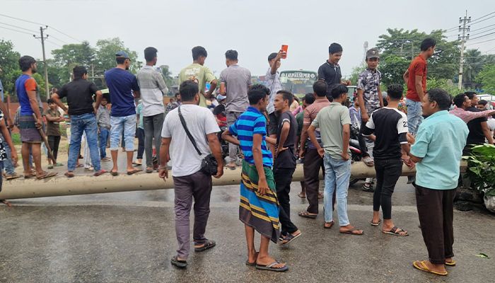 বকেয়া বেতন দাবিতে ঢাকা সিলেট মহাসড়ক অবরোধ