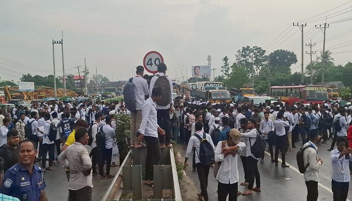 টাঙ্গাইলে পলিটেকনিক শিক্ষার্থীদের মহাসড়ক অবরোধ