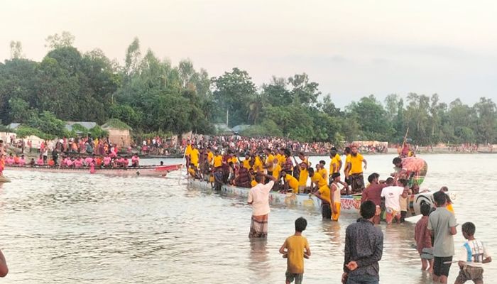 তিস্তায় নৌকাবাইচ শুরু, মানুষের ঢল