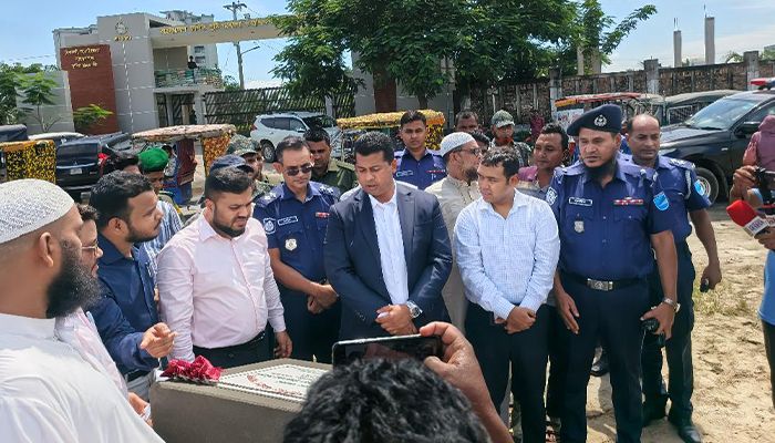 আড়াইহাজারে ইকো পার্ক নির্মাণ কাজের উদ্বোধন করলেন ডিসি