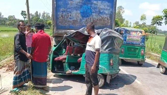 ট্রাক-অটোরিকশা সংঘর্ষে বাবা-ছেলেসহ নিহত ৩, আহত মা-মেয়ে