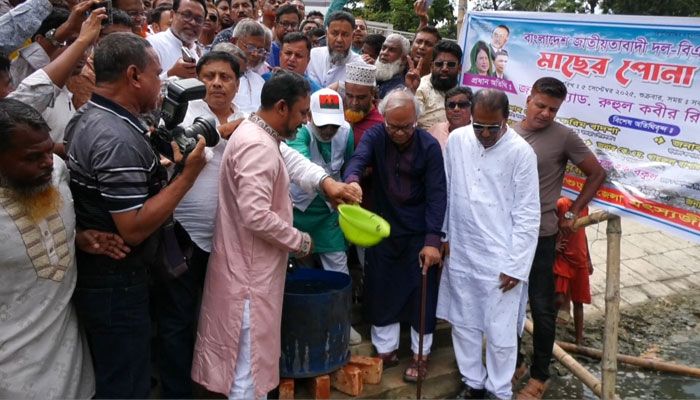 করতোয়া নদীতে পোনা মাছ অবমুক্ত করলেন রিজভী
