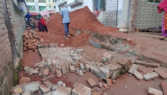 টঙ্গীতে ভবনের সীমানা প্রাচীর ধসে নিহত ১, আহত ৪