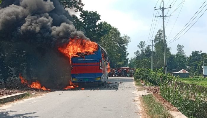 কাজিপুরে বাস চাপায় সাইকেল আরোহীর মৃত্যু, বাসে আগুন