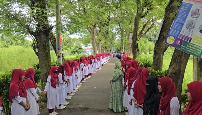 নবীনগরে কলেজছাত্রী জুঁই হত্যার প্রতিবাদে মানববন্ধন