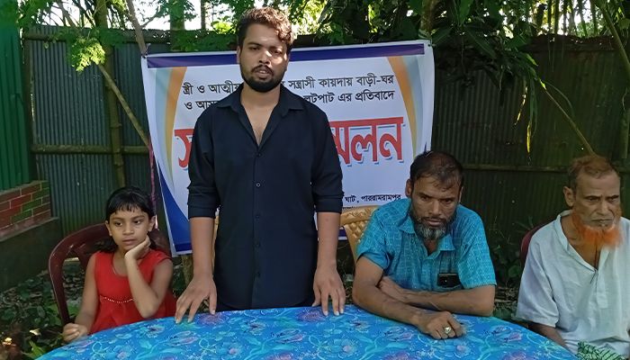স্ত্রীর বিরুদ্ধে স্বামীর সংবাদ সন্মেলন 