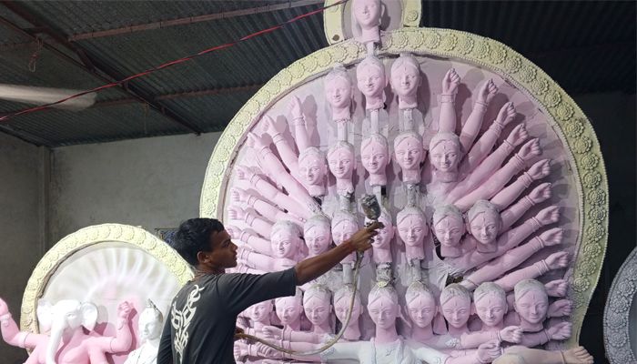 ২৫ মাথা ও ৫০ হাত নিয়ে আসছেন দেবী দুর্গা