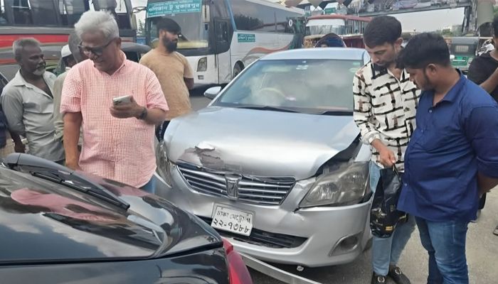 পেছন থেকে প্রাইভেটকারের ধাক্কা, অল্পের জন্য প্রাণে বাঁচলেন জয়নুল আবদিন