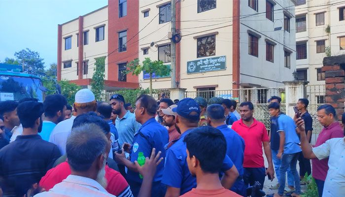 অনির্দিষ্টকালের গণছুটিতে ফেনী পল্লী বিদ্যুতের ৫৬৯ কর্মী, ভোগান্তিতে লাখো গ্রাহক