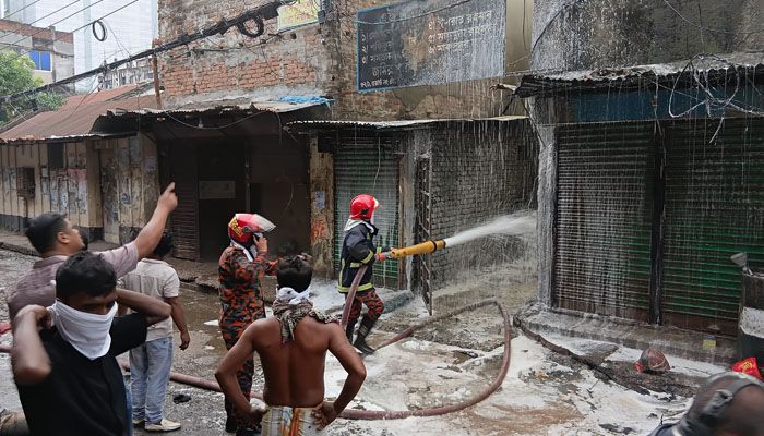 আগুন নেভাতে গিয়ে যারা দিয়ে যান প্রাণ