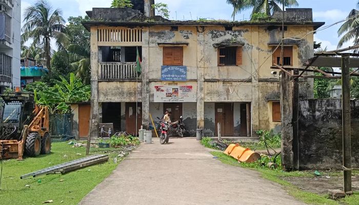 অনির্দিষ্টকালের গণছুটিতে পল্লী বিদ্যুৎ এর ৪২ কর্মচারী