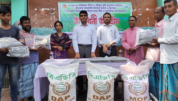 হিলিতে কৃষকদের মাঝে বিনামূল্যে বীজ ও সার বিতরণ