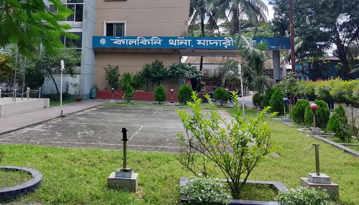 কালকিনিতে সন্তানের সামনে মাকে কুপিয়ে হত্যা