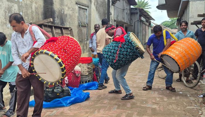 কিশোরগঞ্জের কটিয়াদী উপজেলার ঢাকের হাটে দক্ষতা প্রদর্শন করছে বাদক দল। প্রবা ফটো