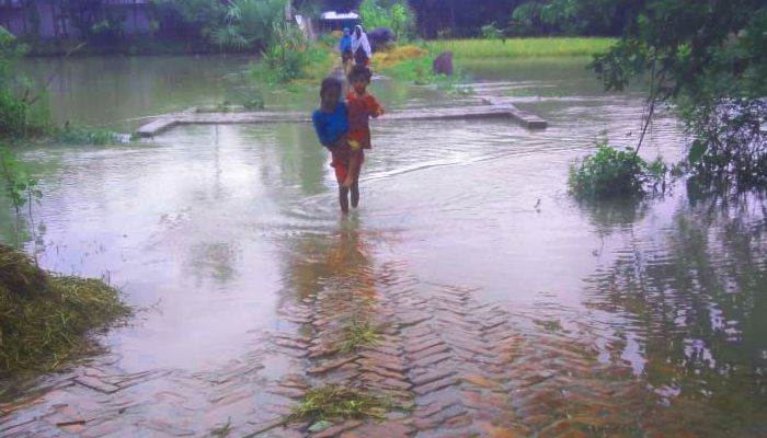 সংস্কার না হওয়ায় চলাচলের অযোগ্য হয়ে পড়েছে কমলনগরের চরফলকন ইউনিয়নের নাজির সড়কটি। সম্প্রতি তোলা। প্রবা ফটো