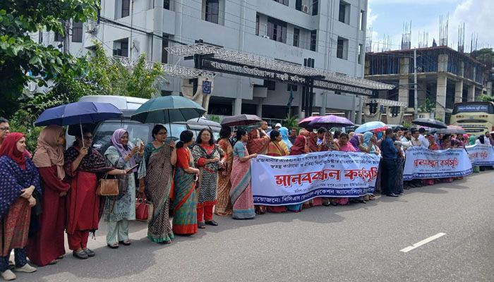 বিশ্ববিদ্যালয় নয়, অধিভুক্ত কলেজের দাবি শিক্ষকদের